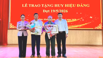 Đảng ủy xã Phúc Khánh và Cảm Nhân trao tặng Huy hiệu Đảng đợt 19/5