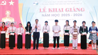 Phó Bí thư Thường trực Tỉnh ủy Hoàng Giang dự khai giảng tại Trường Trung cấp Dân tộc Nội trú Nghĩa Lộ 