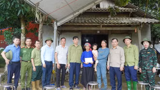 Phó Chủ tịch Thường trực HĐND tỉnh Vũ Văn Cài thăm, động viên gia đình gặp nạn tại Văn Bàn