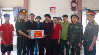 Đoàn công tác Bộ CHQS tỉnh thăm, tặng quà người dân thôn Làng Nủ, xã Phúc Khánh