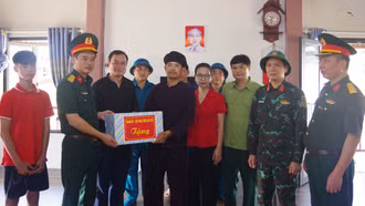 Đoàn công tác Bộ CHQS tỉnh thăm, tặng quà người dân thôn Làng Nủ, xã Phúc Khánh