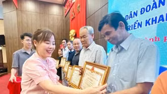 Người dân chung tay làm đẹp phố phường