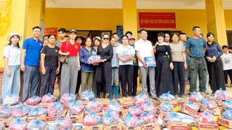 Trao quà hỗ trợ người dân vùng lũ Việt Hồng