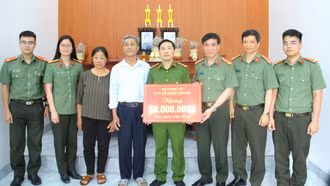 Trao kinh phí hỗ trợ xây nhà ở cho cán bộ công an