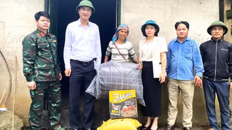 Lãnh đạo xã Bản Xèo thăm hỏi, trao quà hộ dân bị ảnh hưởng do mưa dông