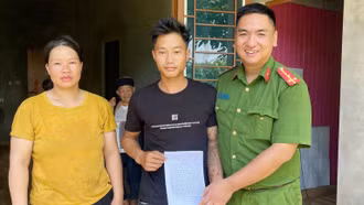 Người dân viết thư cảm ơn Công an xã Bảo Thắng giúp đỡ khi gặp nạn