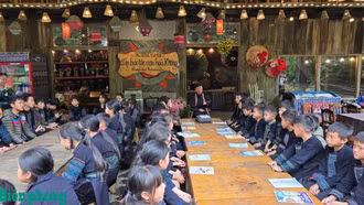 Người tái sinh văn hóa Mông