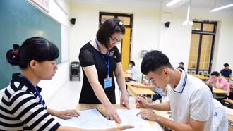 Mở lại cánh cửa cho thí sinh khối thi Văn - Sử - Địa