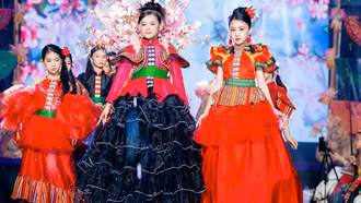 Thổ cẩm, khèn môi, váy xòe rực rỡ trên sàn catwalk