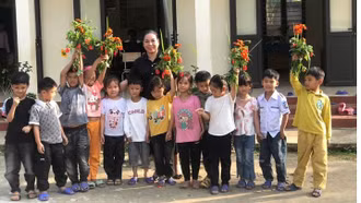 Học sinh Làng Nủ làm thiệp, hái hoa rừng tặng cô giáo