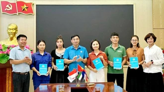 Liên đoàn Lao động tỉnh tặng quà đoàn viên có hoàn cảnh khó khăn