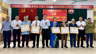 Trưởng Ban Tuyên giáo Tỉnh ủy Dương Đức Huy trao Huy hiệu Đảng tại Bảo Yên