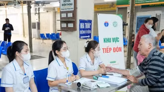 Bộ trưởng Bộ Y tế: Mở rộng BHYT, tiến tới miễn viện phí