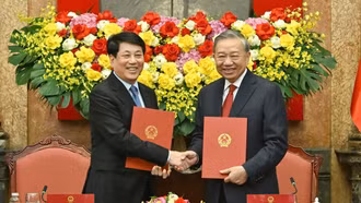 Bàn giao công tác giữa Tổng Bí thư, Chủ tịch nước Tô Lâm và nguyên Chủ tịch nước Lương Cường