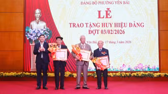 Đảng ủy phường Yên Bái tổ chức lễ trao Huy hiệu Đảng cho 161 đảng viên 