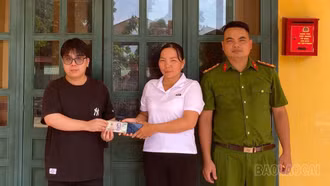 Công an xã Châu Quế kịp thời xác minh, trao trả 32 triệu đồng cho công dân chuyển khoản nhầm