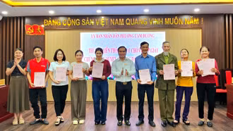 Phường Cam Đường cấp Giấy chứng nhận quyền sử dụng đất cho 9 hộ dân theo mô hình "5 tại chỗ"