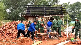 Chiến sĩ biên phòng cùng thanh niên giúp hộ nghèo xóa nhà tạm