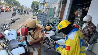 Từ 1/1/2025, gắn điện thoại trên xe để xem bản đồ có thể bị phạt 14 triệu đồng, trừ 10 điểm giấy phép lái xe