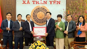 Trưởng Ban Tuyên giáo và Dân vận Tỉnh ủy Dương Đức Huy thăm và tặng quà Tết tại xã Trấn Yên