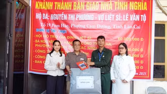 Bàn giao nhà tình nghĩa cho vợ liệt sĩ Lê Văn Tộ