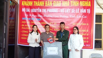Bàn giao nhà tình nghĩa cho vợ liệt sĩ Lê Văn Tộ