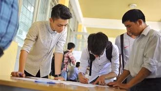 Xét tuyển đại học năm 2025: Không nên 'bỏ hết trứng vào một giỏ'