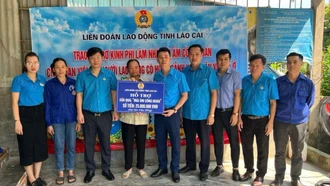 Trao kinh phí sửa chữa 2 nhà “Mái ấm công đoàn”