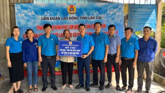 Trao kinh phí sửa chữa 2 nhà “Mái ấm công đoàn”