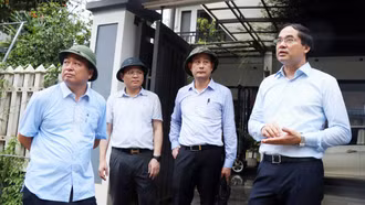 Bí thư Tỉnh ủy, Chủ tịch HĐND tỉnh Trịnh Xuân Trường kiểm tra tình hình hoạt động và công tác ứng phó với hoàn lưu bão số 3 tại phường Yên Bái, Nam Cường