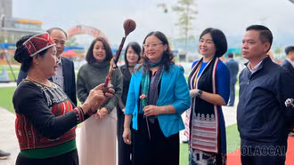 Phó Bí thư Tỉnh ủy Giàng Thị Dung tham quan các khu trưng bày tại Festival sông Hồng - Lào Cai 2025