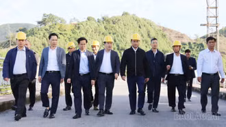 Bí thư Tỉnh ủy Trịnh Việt Hùng kiểm tra, khảo sát tổng thể vùng hồ Thác Bà