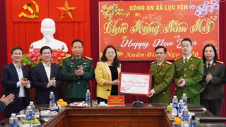 Phó Bí thư Tỉnh ủy Giàng Thị Dung thăm, tặng quà Tết tại xã Lục Yên