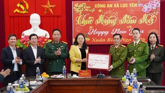 Phó Bí thư Tỉnh ủy Giàng Thị Dung thăm, tặng quà Tết tại xã Lục Yên