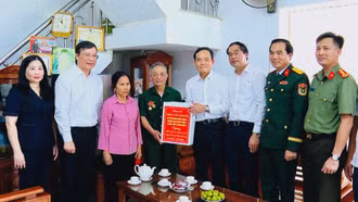 Bí thư Trung ương Đảng Trần Lưu Quang thăm, tặng quà gia đình chính sách, người có công tại xã Quy Mông