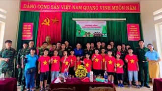 Sôi nổi trải nghiệm hè "Em tập làm chú bộ đội"