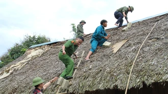 Công an xã Chiềng Ken giúp người dân gia cố lại nhà sau cơn dông lốc 