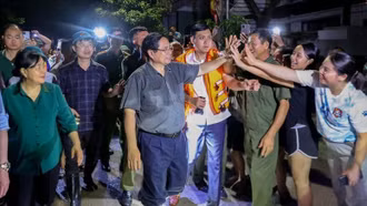 Tình dân tộc, nghĩa đồng bào trong mưa lũ