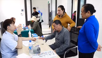 Khám sàng lọc phát hiện sớm các dạng khuyết tật cho người dân Mường Khương 