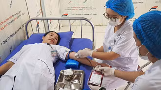 2 cán bộ Trung tâm Y tế khu vực Lục Yên hiến máu cứu sống sản phụ chửa ngoài tử cung vỡ