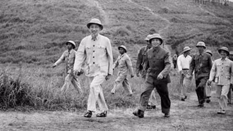 Bác vẫn cùng chúng cháu hành quân