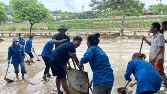 Sinh viên Phân hiệu Đại học Thái Nguyên tại tỉnh Lào Cai tham gia khắc phục hậu quả mưa lũ