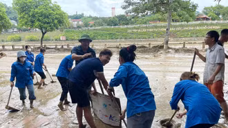 Sinh viên Phân hiệu Đại học Thái Nguyên tại tỉnh Lào Cai tham gia khắc phục hậu quả mưa lũ
