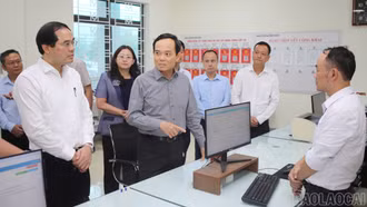 Bí thư Trung ương Đảng Trần Lưu Quang khảo sát việc vận hành cấp xã mới tại phường Cam Đường