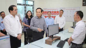 Bí thư Trung ương Đảng Trần Lưu Quang khảo sát việc vận hành cấp xã mới tại phường Cam Đường