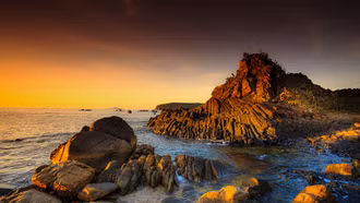 Gành Đá Đĩa bừng sáng trong ánh bình minh