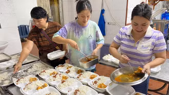 Ấm lòng những suất cơm thiện nguyện