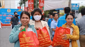 Công đoàn Việt Nam tặng 100 tỉ đồng cho đoàn viên, người lao động đi chợ Tết