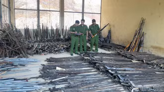 Công an xã Bảo Hà vận động thu hồi vũ khí, vật liệu nổ và công cụ hỗ trợ đạt trên 300% kế hoạch