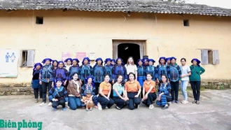 Theo bước sương sớm về thôn Lao Chải